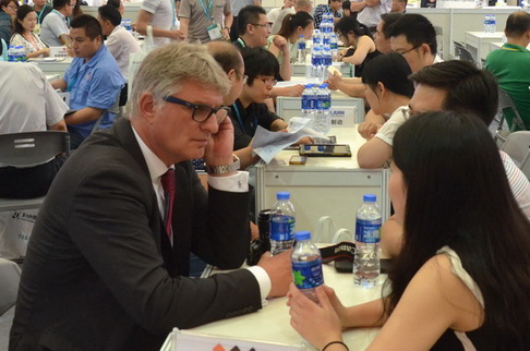 2015 中国国际压铸件采购洽谈会暨FSC压铸件采购大会--参会代表在现场洽谈